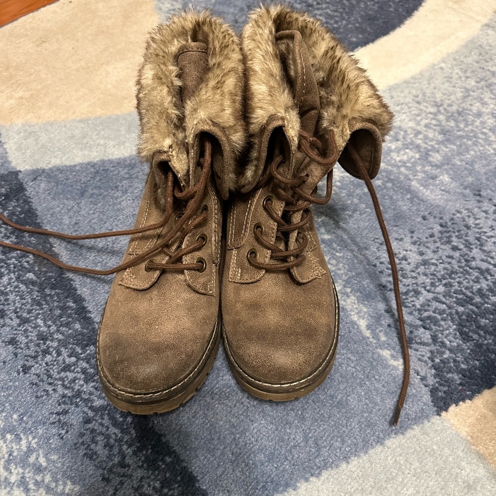 Brown fold over combat boots with fur lining 7.5